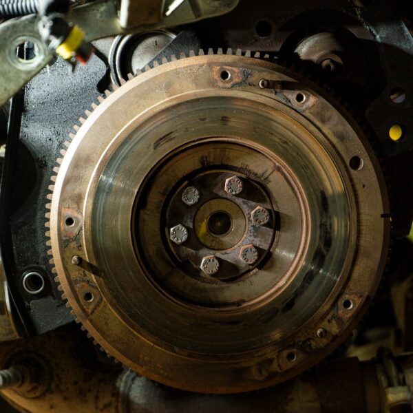 Co to jest koło zamachowe silnika i jak działa?