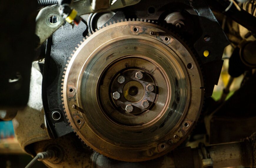 Co to jest koło zamachowe silnika i jak działa?