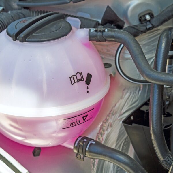 Czy można dolewać wody do płynu chłodniczego?