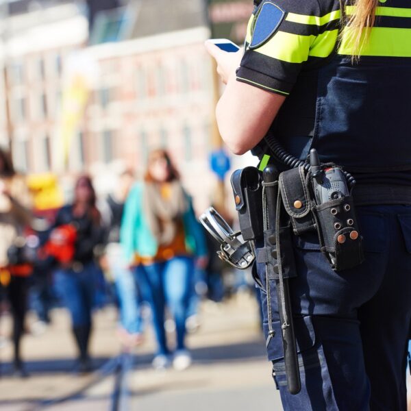 Kierowanie ruchem przez policjanta.