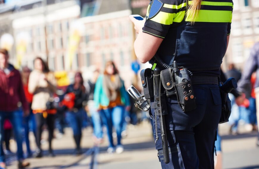 Kierowanie ruchem przez policjanta.