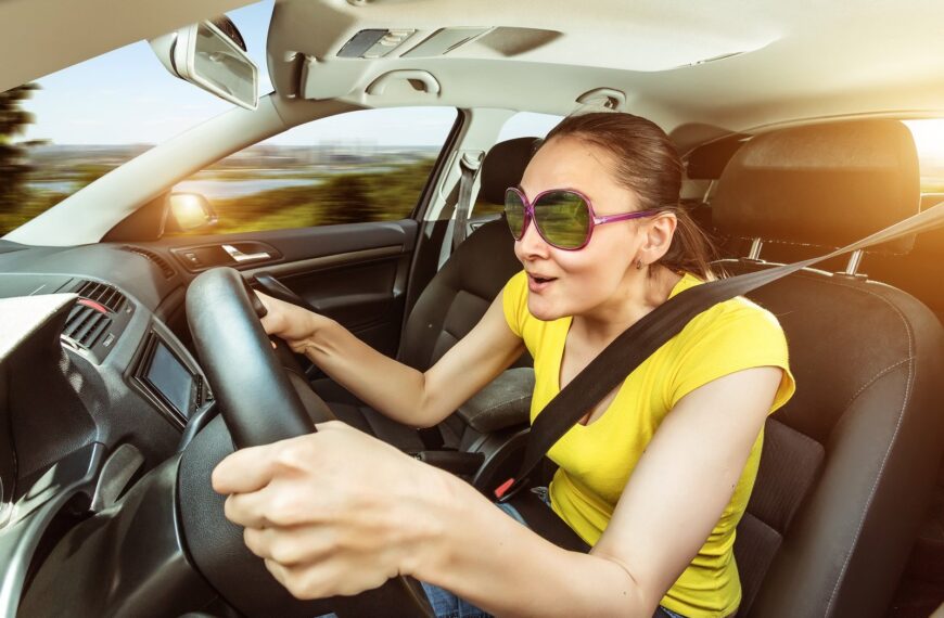 Pierwszy samochód – jaki wybrać? Poradnik dla początkujących.