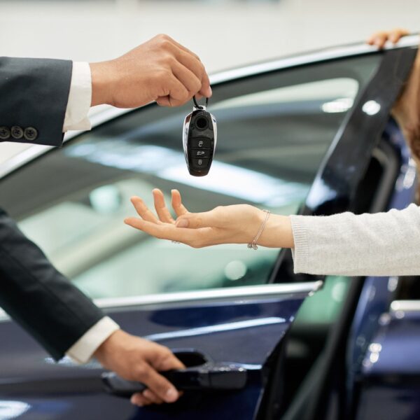 Zakup samochodu od osoby prywatnej za gotówkę – jak uniknąć pułapek?