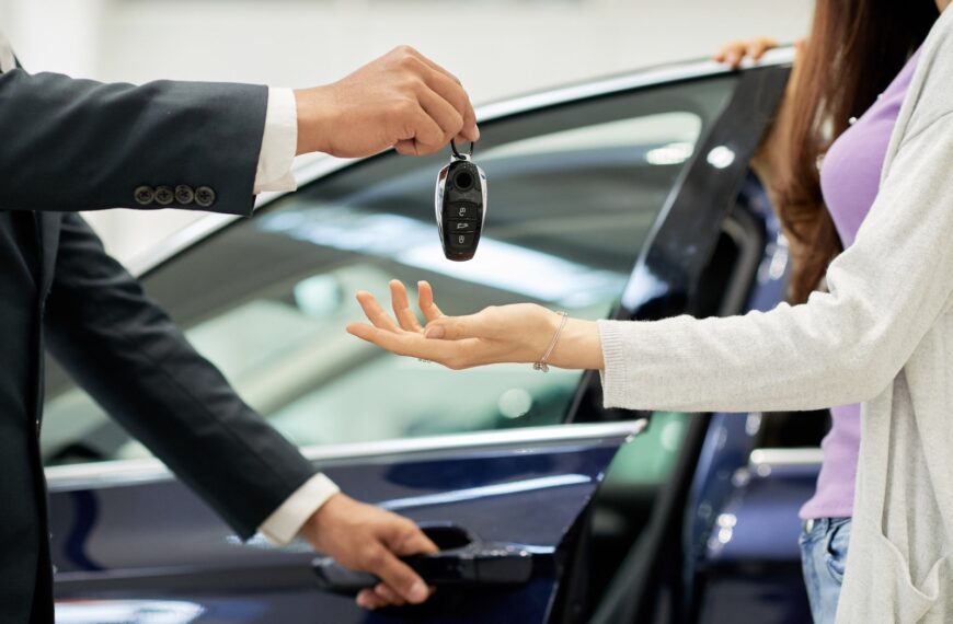 Zakup samochodu od osoby prywatnej za gotówkę – jak uniknąć pułapek?