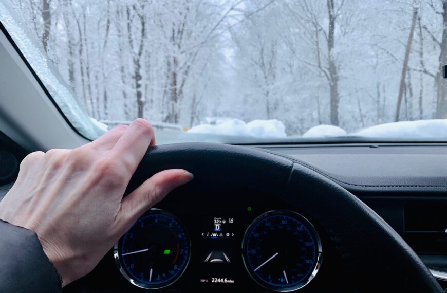 Jak prawidłowo zabezpieczyć auto na zimę?