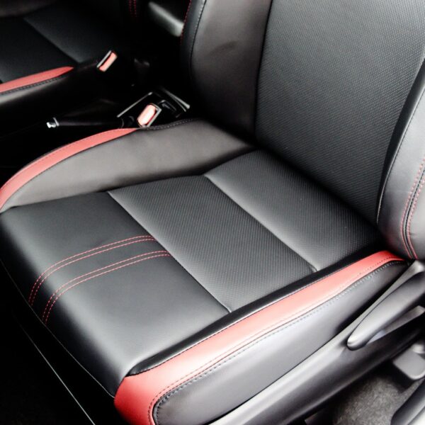 Jak prawidłowo dbać o skórzaną tapicerkę w samochodzie?