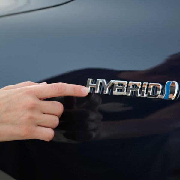 Porównanie napędów hybrydowych i elektrycznych – co wybrać?