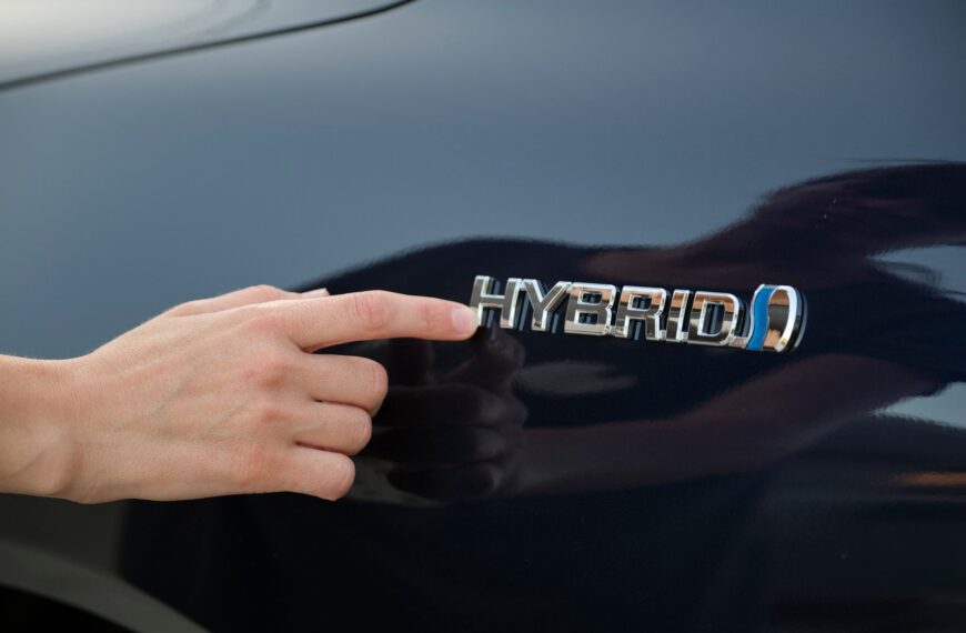 Porównanie napędów hybrydowych i elektrycznych – co wybrać?