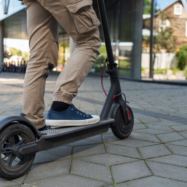 Elektryczne hulajnogi a samochody – czy warto przesiąść się na ekologiczny transport?