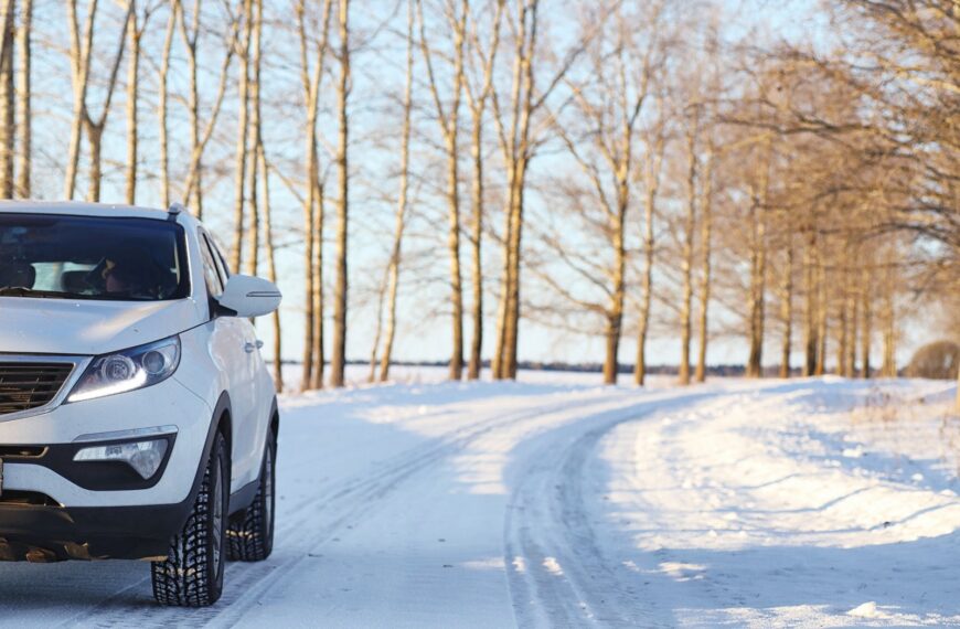 Jak odpowiednio przygotować samochód do zimy – praktyczny przewodnik.