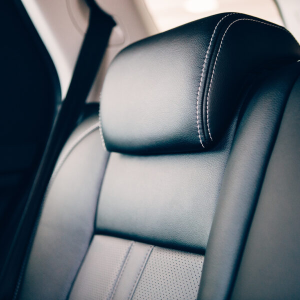 Jak dbać o skórzaną tapicerkę w samochodzie – praktyczne porady i triki.