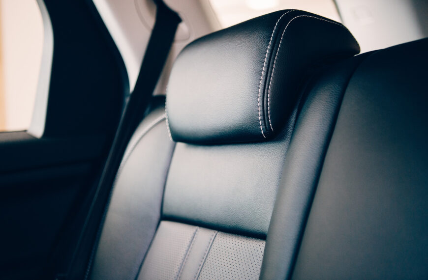 Jak dbać o skórzaną tapicerkę w samochodzie – praktyczne porady i triki.
