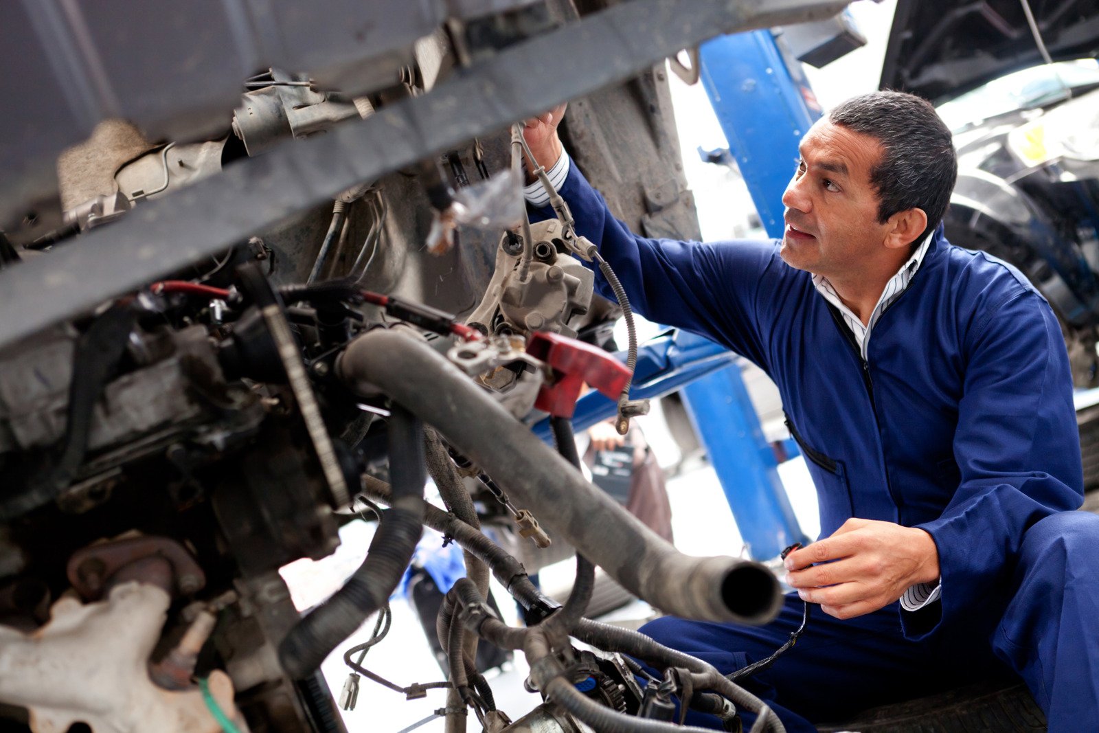 Jak rozpoznać i naprawić problemy z zawieszeniem w samochodzie?