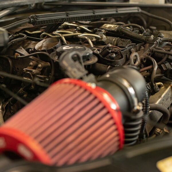 Trendy w personalizacji samochodów – od folii po tuning mechaniczny.