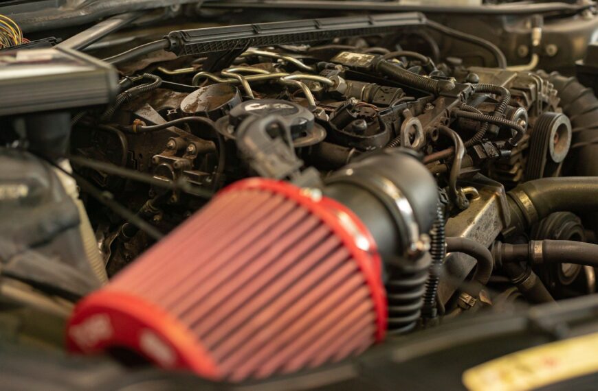 Trendy w personalizacji samochodów – od folii po tuning mechaniczny.