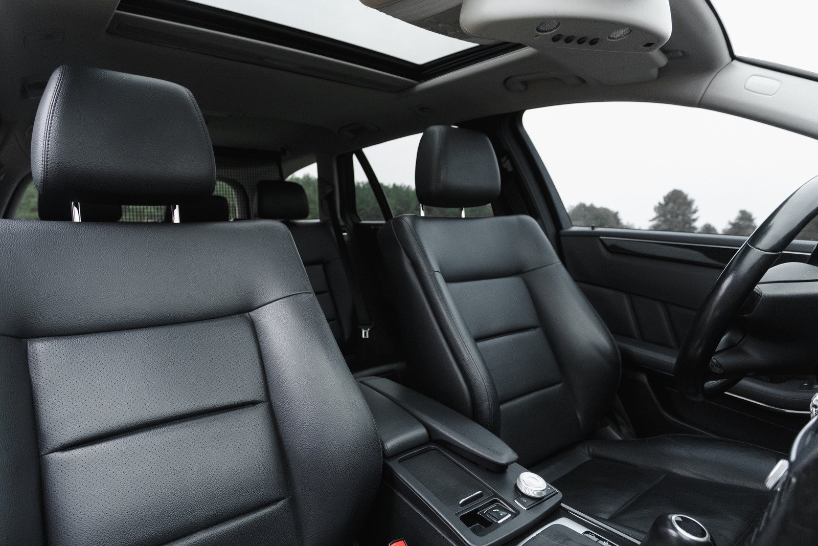 Najnowsze trendy w projektowaniu wnętrz samochodowych – funkcjonalność, ergonomia, styl.