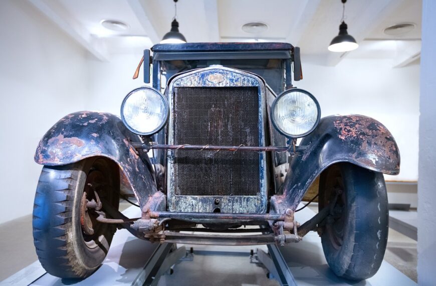 Historia kultowych modeli samochodowych – od Forda T do Tesli Model S.