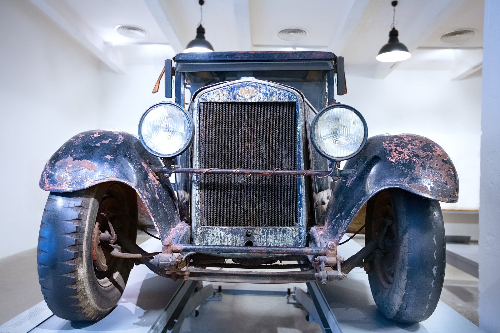 Historia kultowych modeli samochodowych – od Forda T do Tesli Model S.