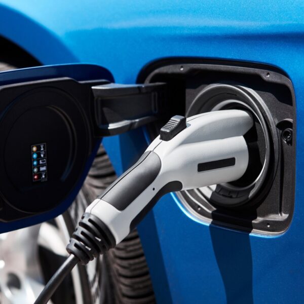 Jakie są różnice między hybrydami samodoładowującymi a hybrydami plug-in i który rodzaj wybrać?