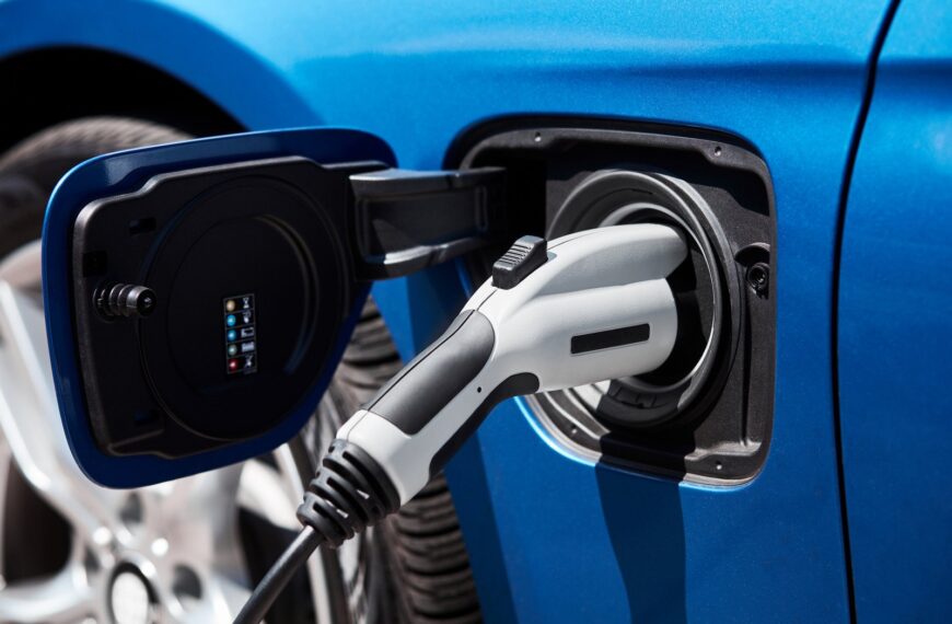 Jakie są różnice między hybrydami samodoładowującymi a hybrydami plug-in i który rodzaj wybrać?