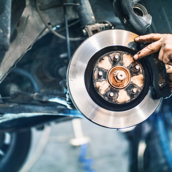 Jak rozpoznać i naprawić awarie systemu hamulcowego – najczęstsze problemy i rozwiązania.