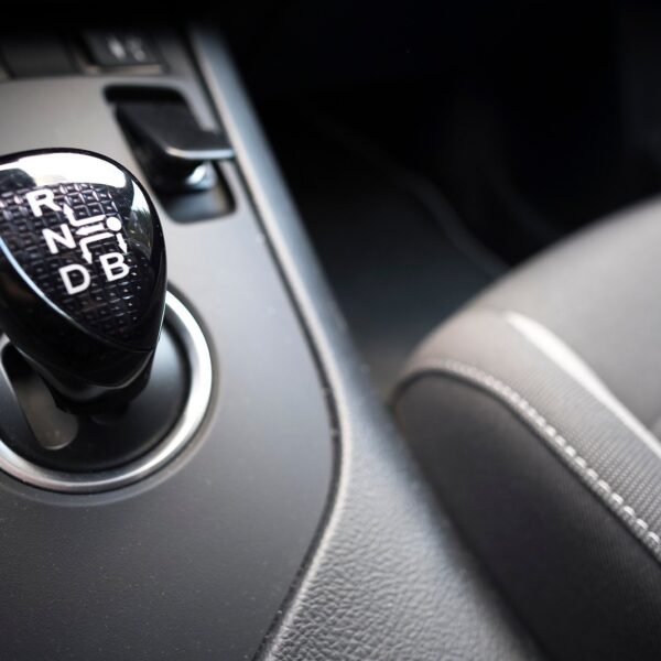 Jakie są zalety i wady poszczególnych typów skrzyń biegów: manualna, automatyczna i CVT?