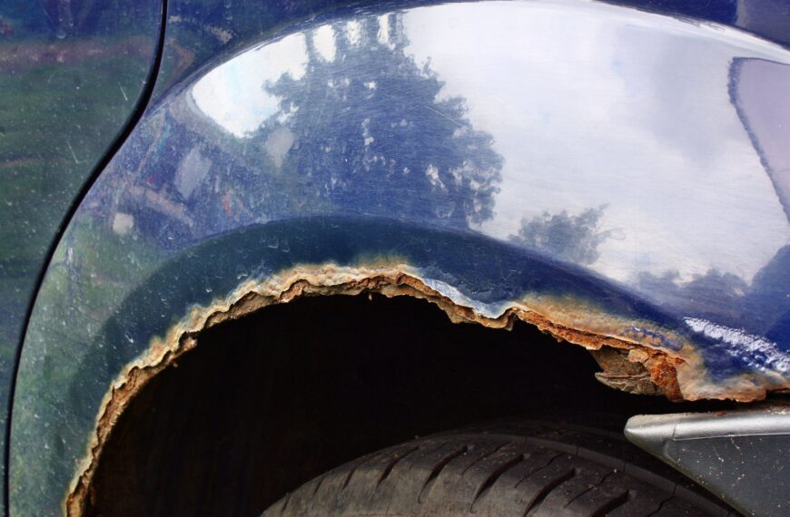 Skuteczne metody ochrony przed rdzą – jak zabezpieczyć podwozie i nadwozie samochodu?